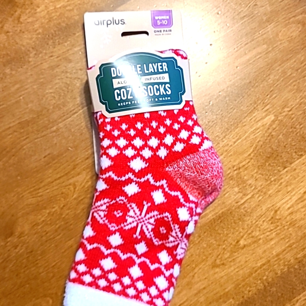 Womens airplus socks. Size 5-10. 1 pair.